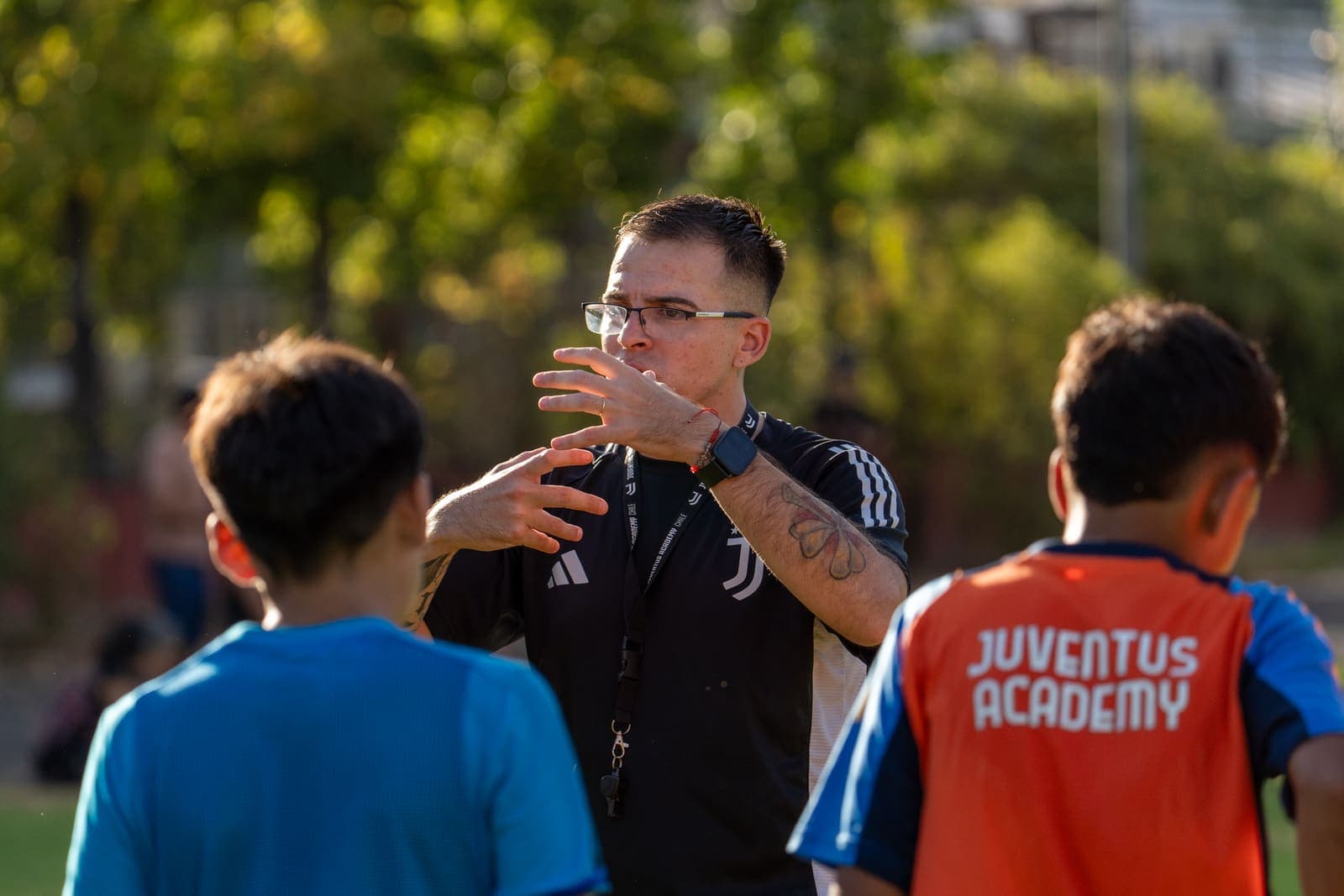 Niños entrenando con metodología Juventus Academy en su colegio
